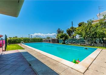Margine Rosso, villa con piscina e campo da tennis