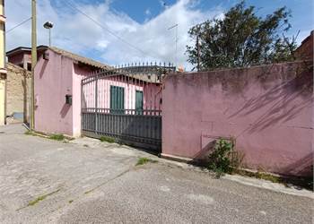 Casa indipendente con cortile di 100 mq