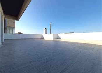 Piano settimo con terrazza a livello 
